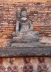 Wat Mahathat seated buddha and worshipper frieze.JPG (95 KB)